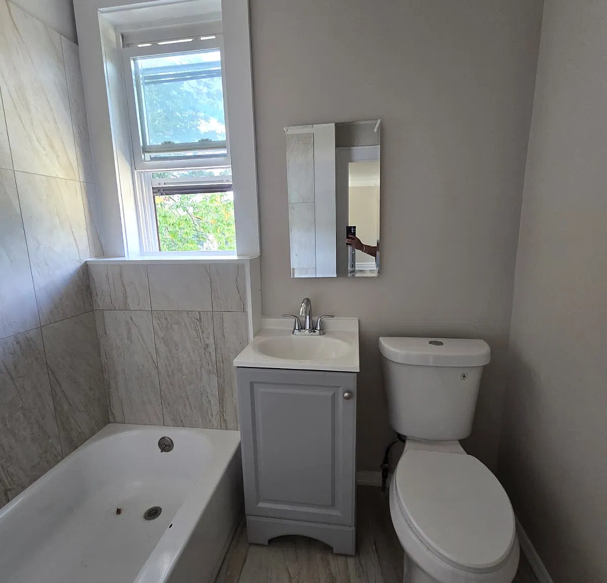 580 Lyons Ave — Photo 4