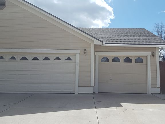 Large 3-car garage w/storage