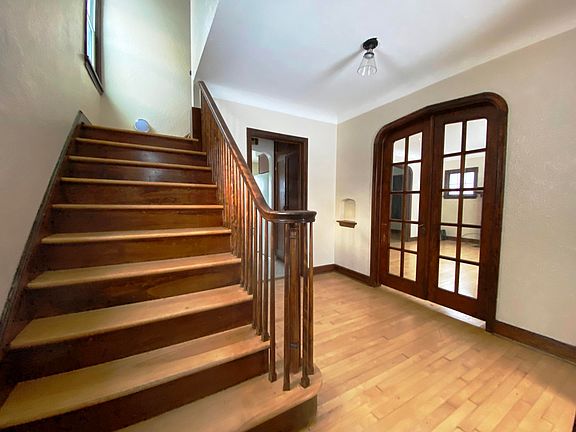 4th image of 905 John St
