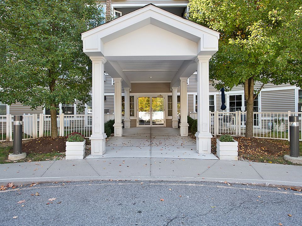 1st image of 215 Sutton Dr #215