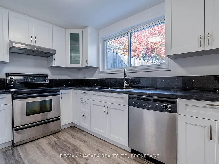 22 Chantler Rd #LOWER — Photo 4