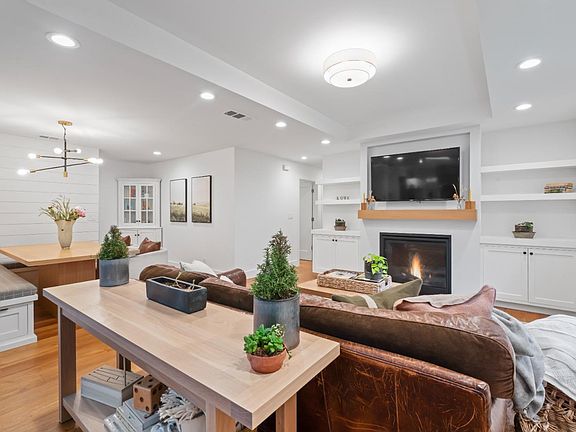 4th image of 511 E 1st Street