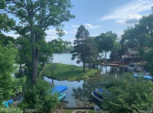 4019 Lotus Dr, Waterford, MI