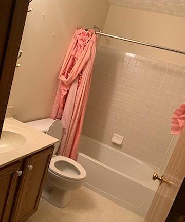 Full 2nd Bathroom