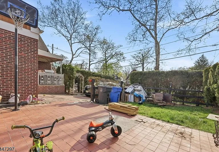 409 Tryon Ave — Photo 32