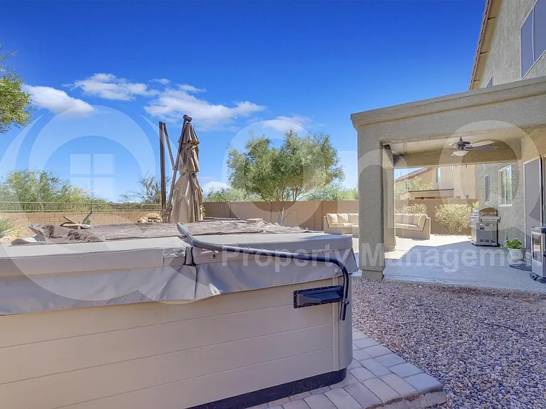 2561 N Hawthorn Dr — Photo 54