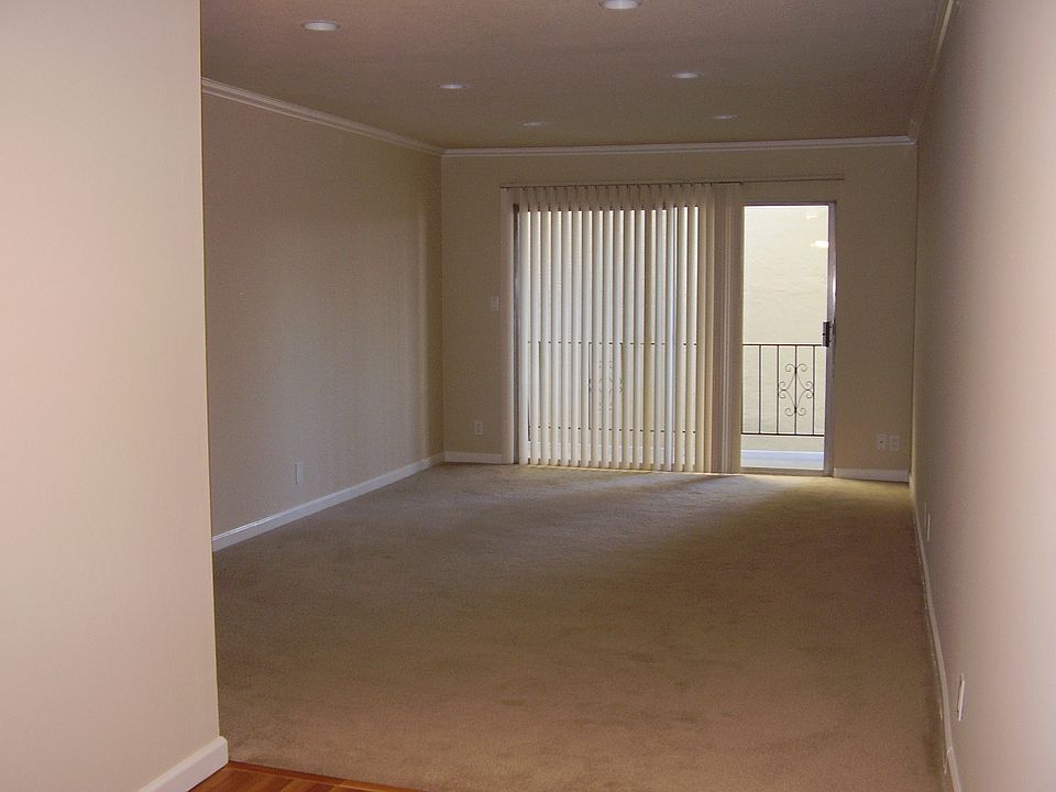 living room with view of mountains