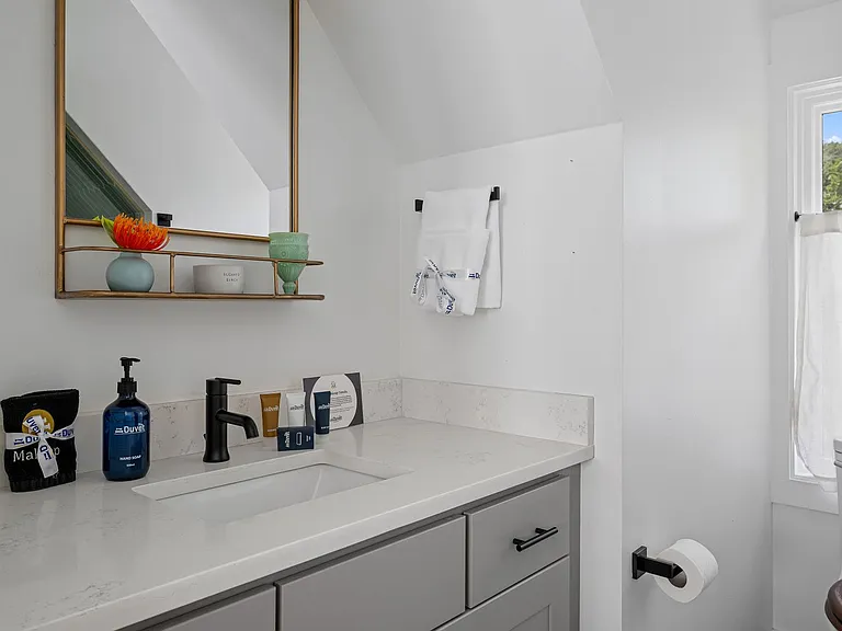 205 Line St — Photo 24