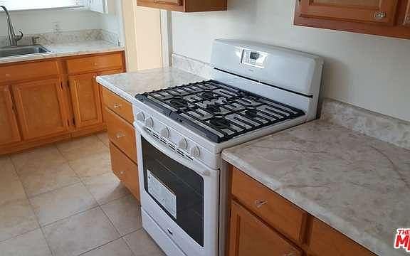 5th image of 860 S Berendo St
