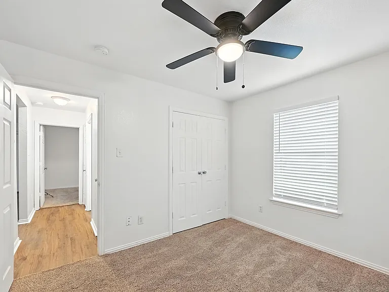 1713 Manor Garden Curv — Photo 7