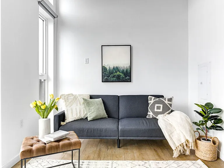 Welcome to Lakeview! - Live in Luxury & Style in the heart of Eastlake — Photo 8
