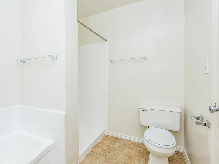 220 E Live Oak St — Photo 17