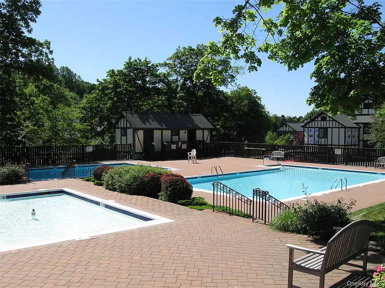 8 Foxwood Dr #4 — Photo 21