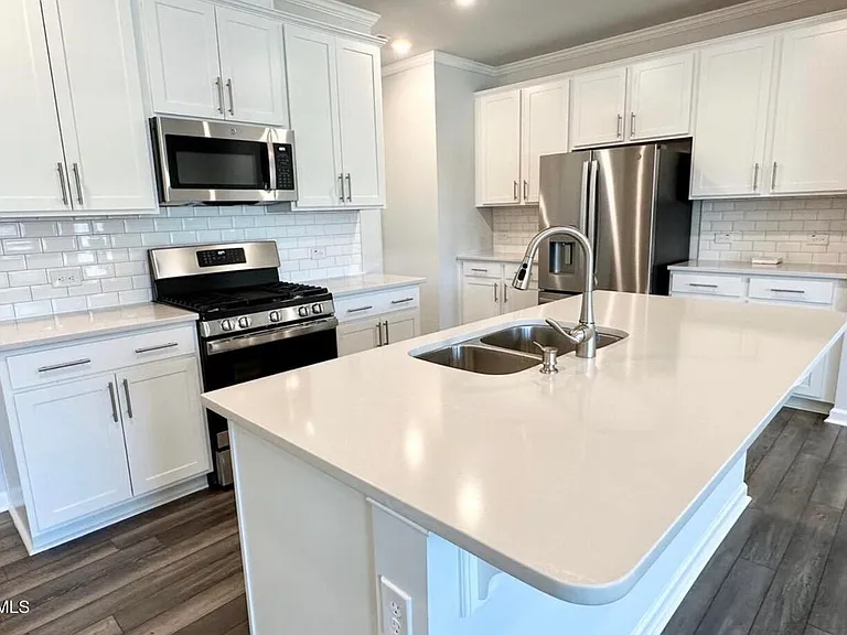 108 Jade Creek Dr — Photo 5