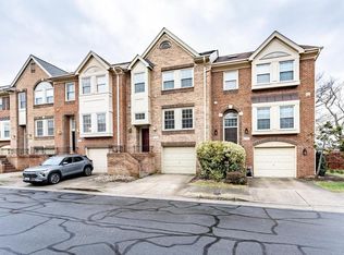 8031 Merry Oaks Ct, Vienna, VA 22182