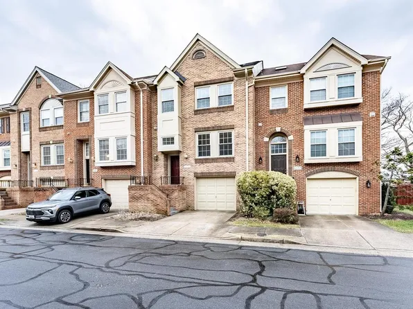 8031 Merry Oaks Ct, Vienna, VA 22182