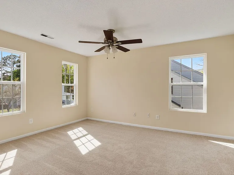 713 Emerald Ct — Photo 10