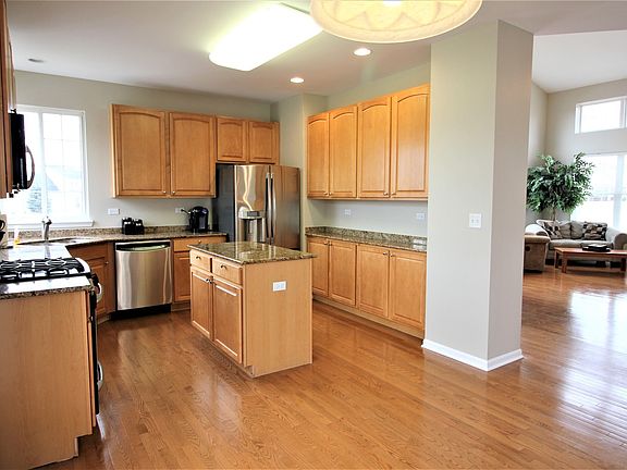 4th image of 991 S Arlington Dr