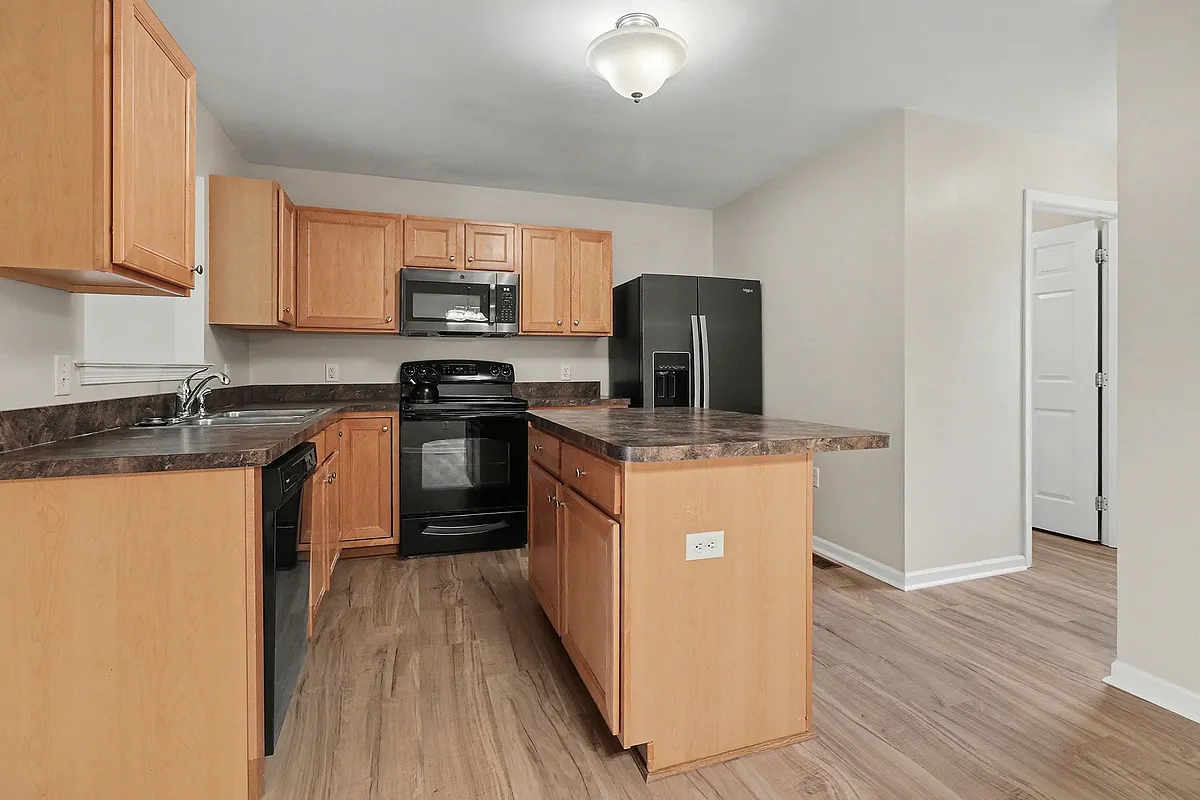 Building Photo - 215 Heathersage Dr
