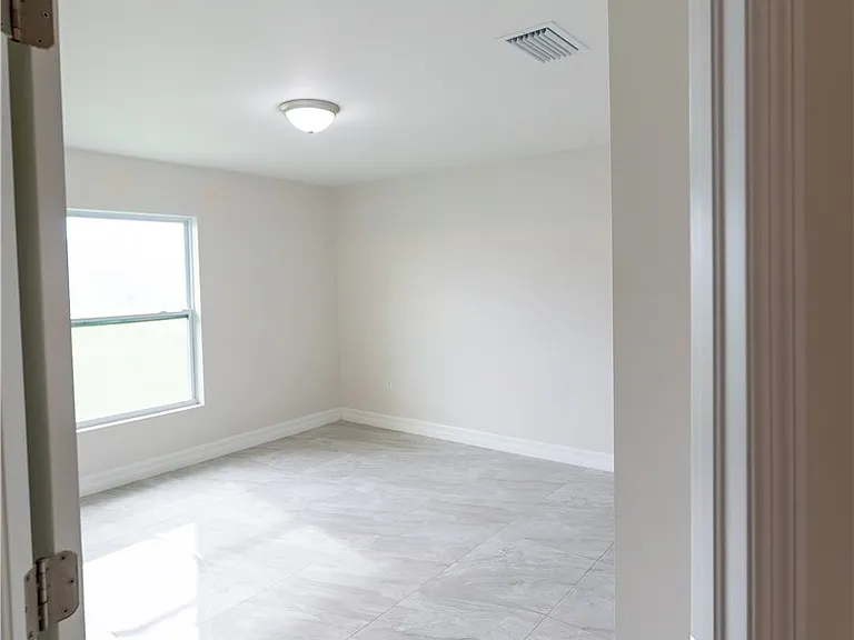 941 Jaguar Blvd — Photo 7