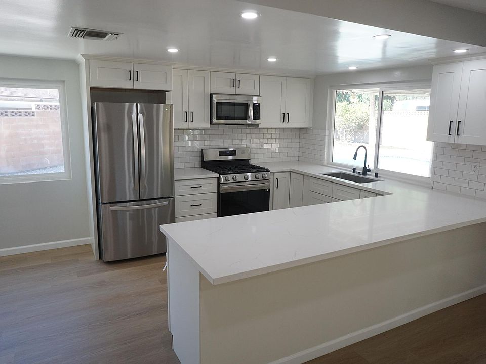 New remodeled kitchen with quartz counter tops