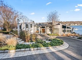 207 W Shore Rd, Huntington, NY 11743