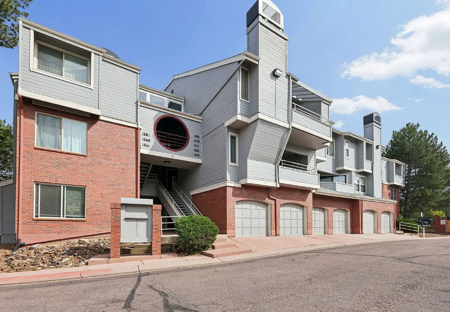 2 bed, 1.0 bath, 858 sqft, $1,300 — Photo 2