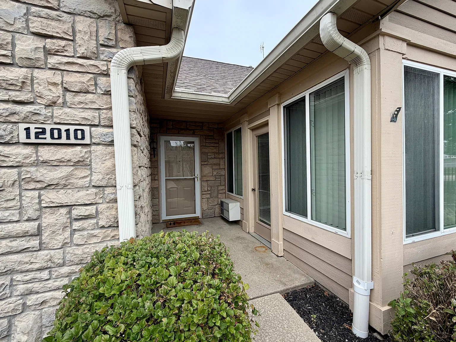 3 bed, 1445 sqft, $2,350 — Photo 3