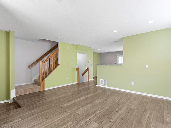 5th image of 399 Oxford Oak Dr