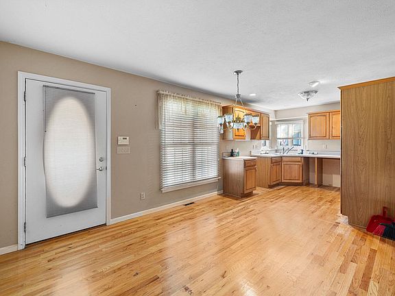 3rd image of 1817 Wild Rose Ln