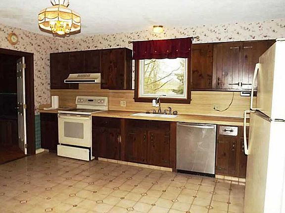 3rd image of 7 Kimberly Ann Dr