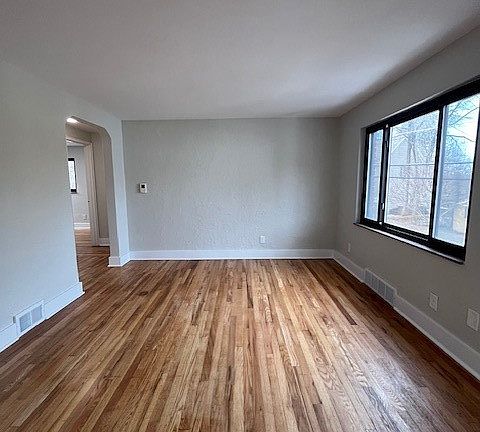 3rd image of 2915 Crosby Ave
