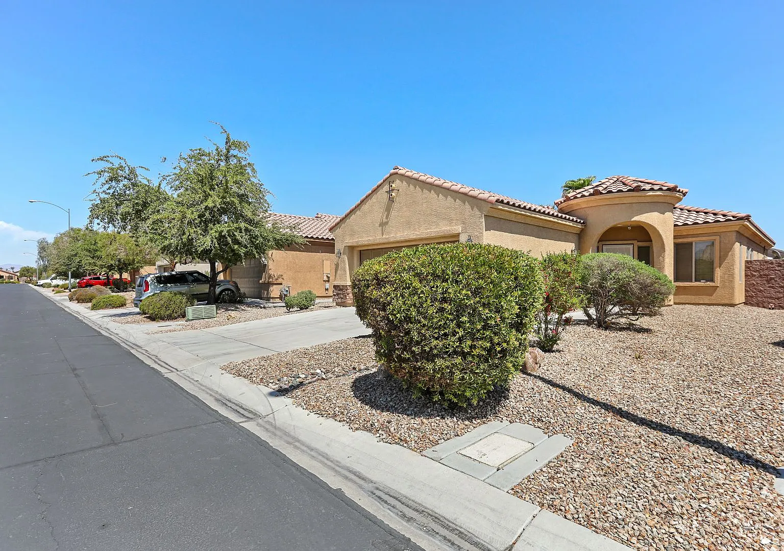 Single Story Pool Home In Stallion Mountain Guard Gated Community — Photo 4