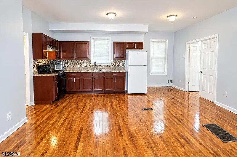4 bed, 2.0 bath, 1300 sqft, $2,500 — Photo 2
