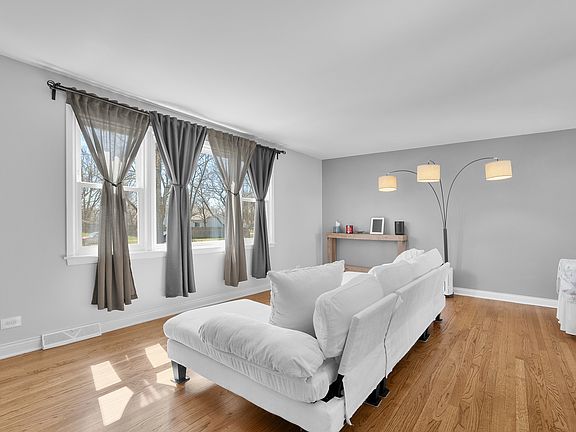 3rd image of 802 Timber Ln