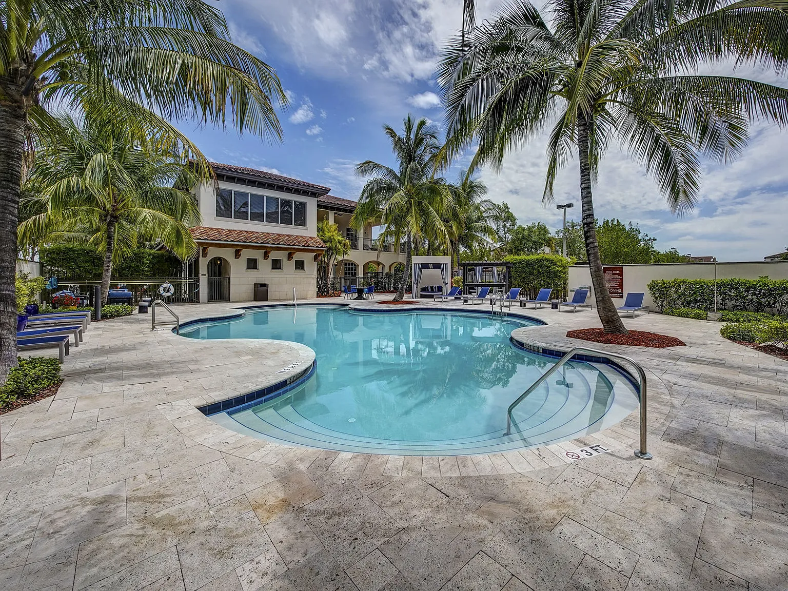 Solle Davie Luxury Apartments — Photo 4