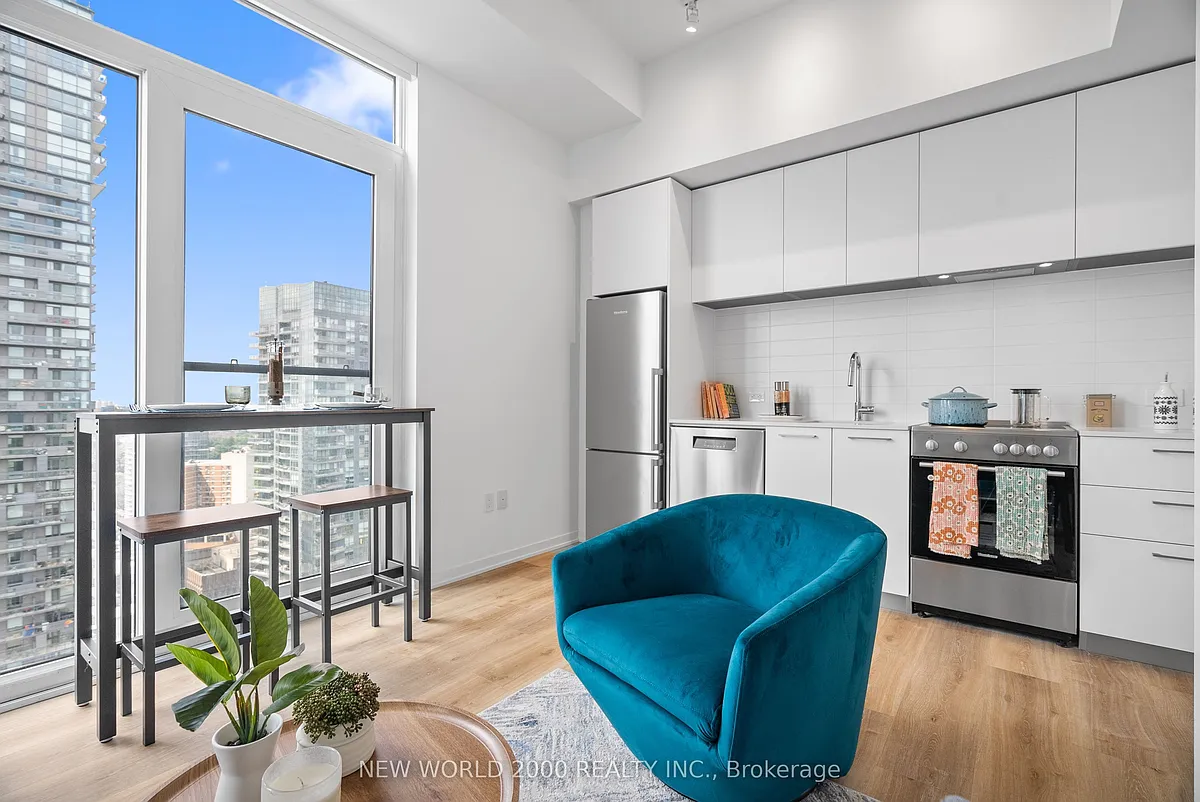Building Photo - 101 Roehampton Ave #2211