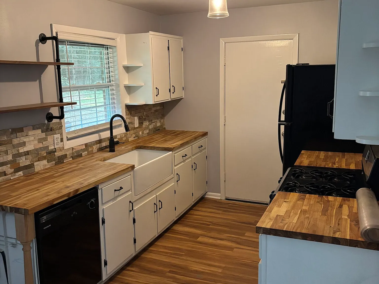 3 bed, 1.5 bath, 2150 sqft, $1,900 — Photo 2