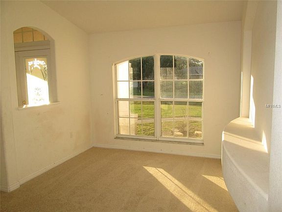 5th image of 741 Robin Ct