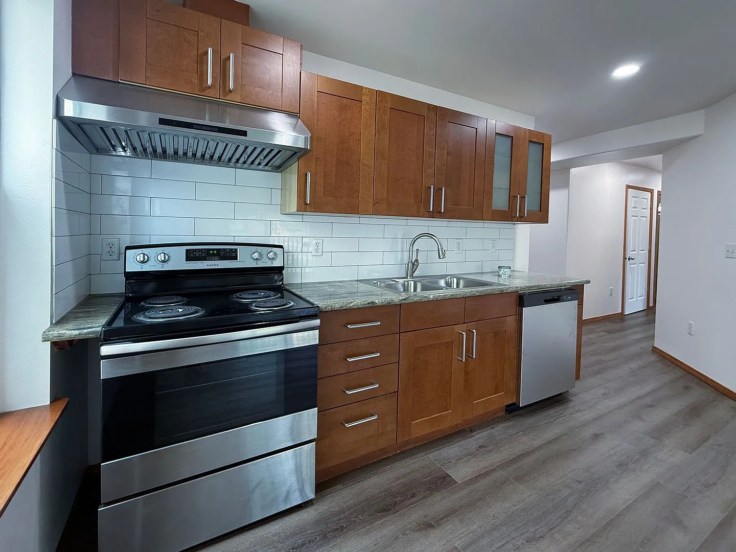 Desirable 2 bedroom , 1 bath in Beacon Hill - Downstairs Duplex — Photo 2