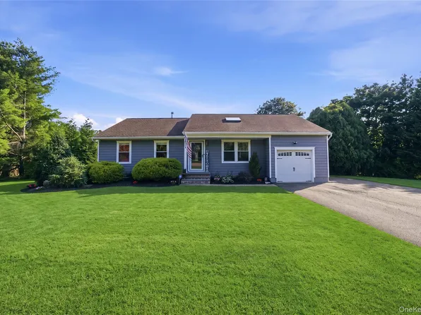 71 Triangle Lane, Baiting Hollow, NY 11933