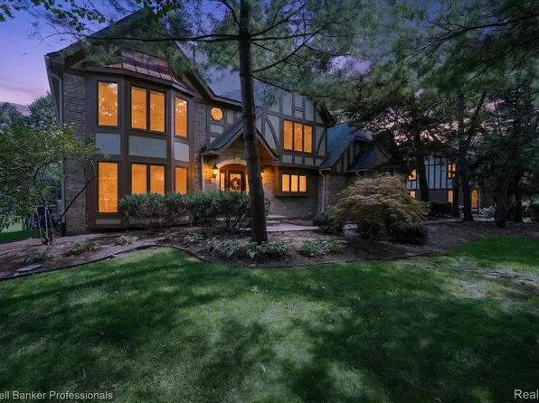 293 Kirksway Ln, Lake Orion, MI 48362