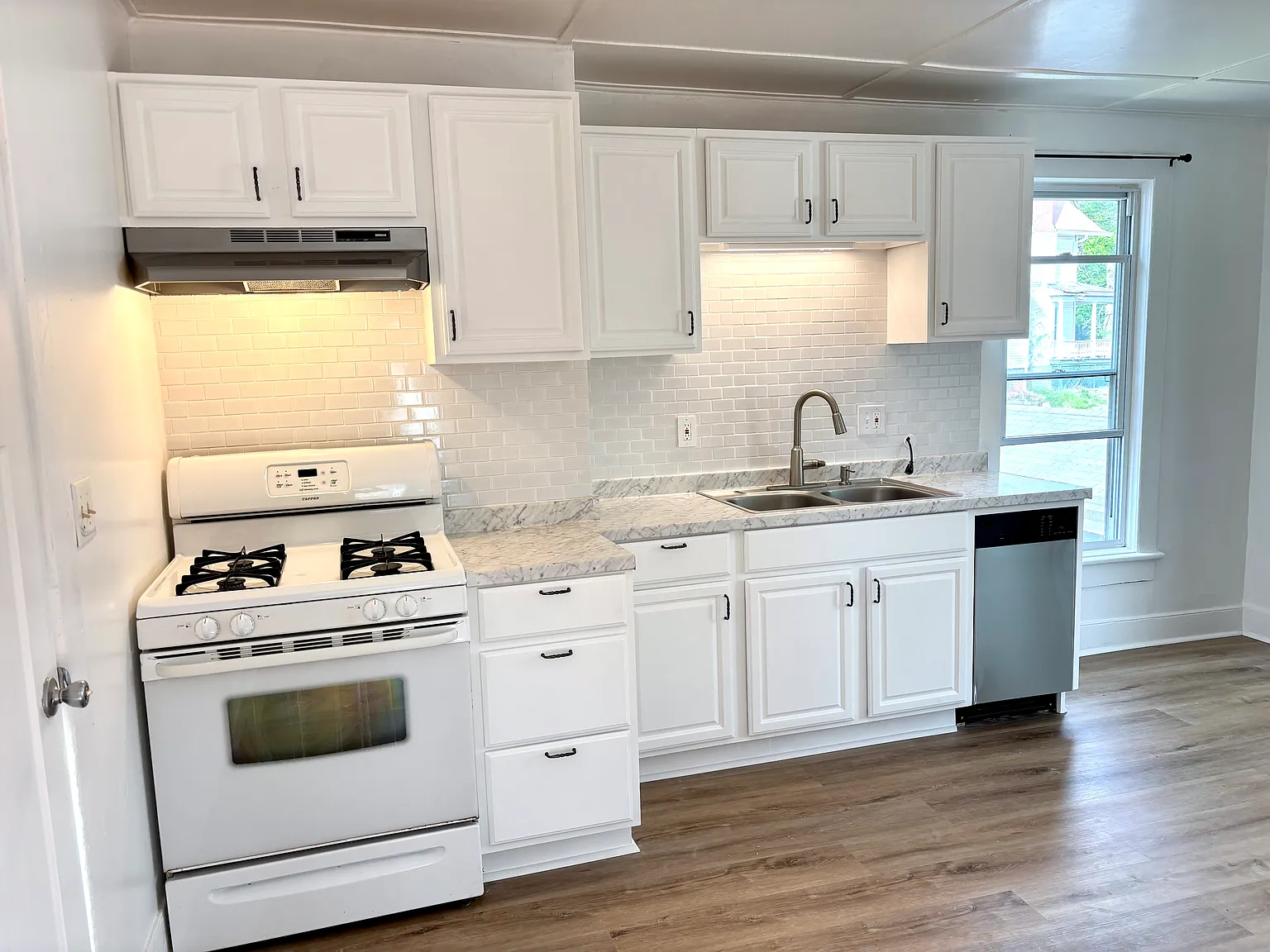 2 bed, 900 sqft, $2,025 — Photo 2