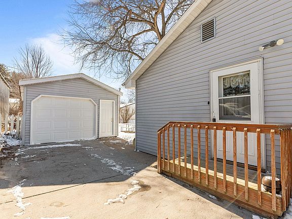 3rd image of 563 Clark St