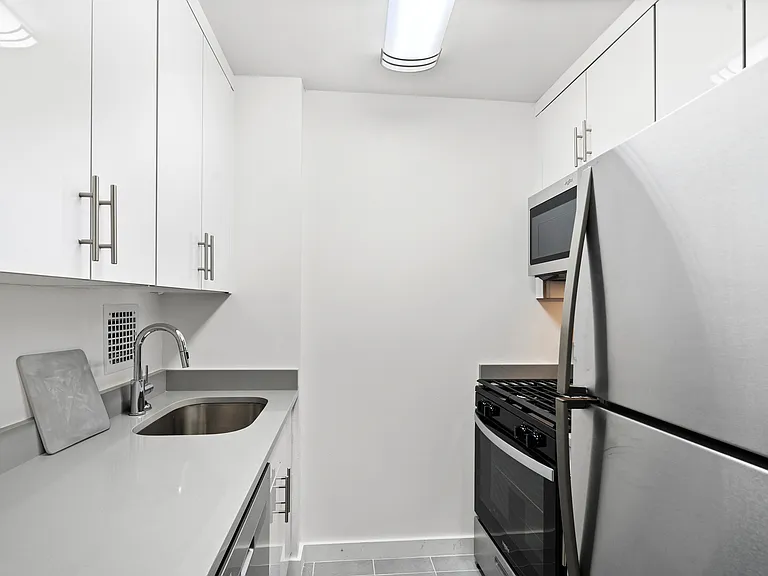 395 S End Ave #5H — Photo 3