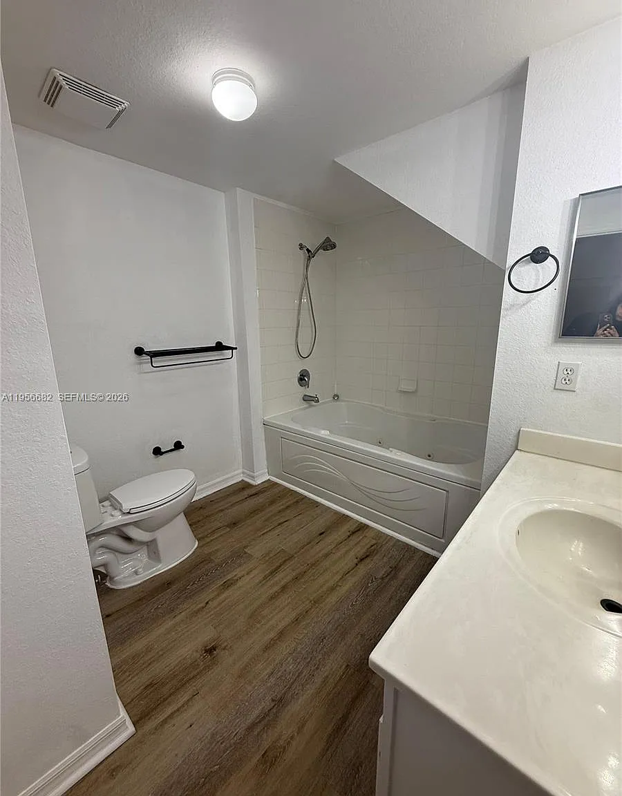 Venetian Bay Vlg Condo Ph — Photo 4