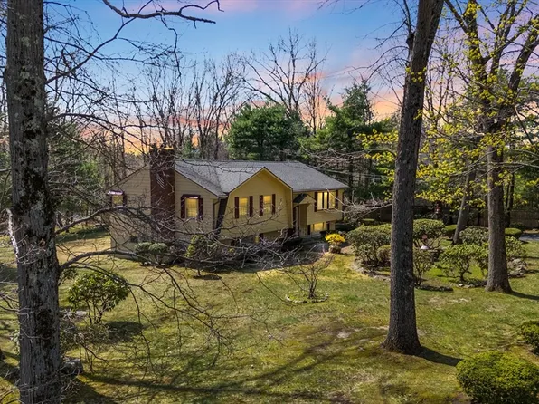 11 Strawberry Hill Ln, Danvers, MA 01923