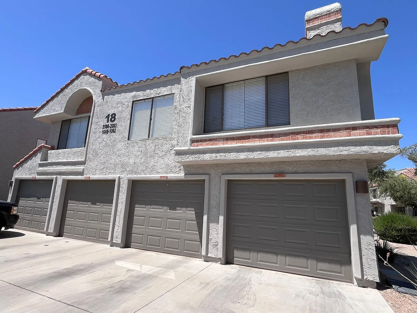 Vaulted ceilings in gated community w/garage — Photo 2