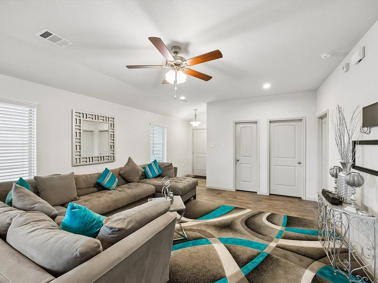 3 bed, 2.0 bath, 1381 sqft, $2,500 — Photo 3