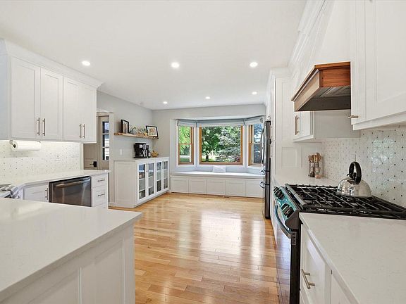 5th image of W280N8123 Black Diamond COURT